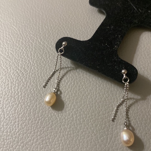 Dangle pearl and silver earrings - Picture 2 of 2